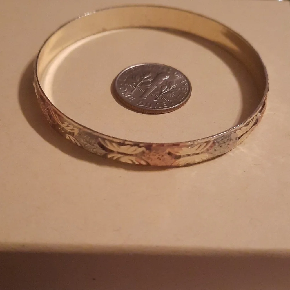 Children's bangle bracelet Multitone Etched Goldtone Silvertone